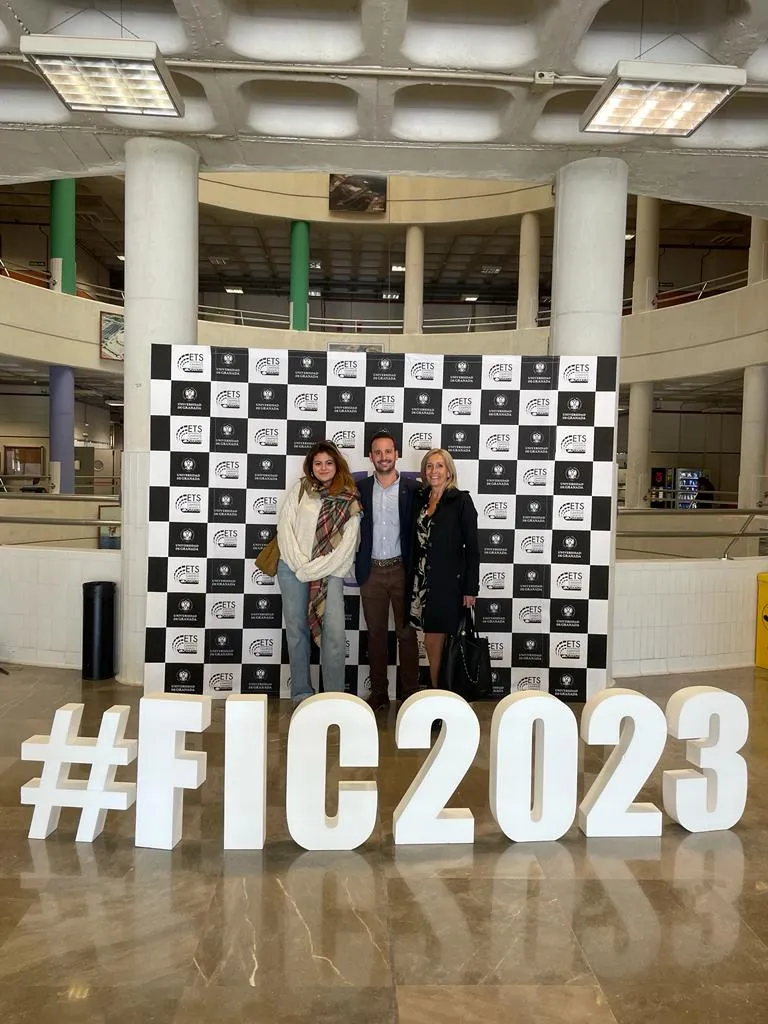 Foto en el stand del foro